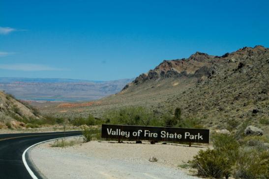 Einfahrt zum Valley of Fire State Park (Außentemperatur weit über 40 Grad Celsius)